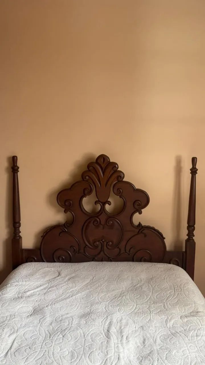 Cama de Madeira Antiga com Cabeceira Entalhada - Foto 2