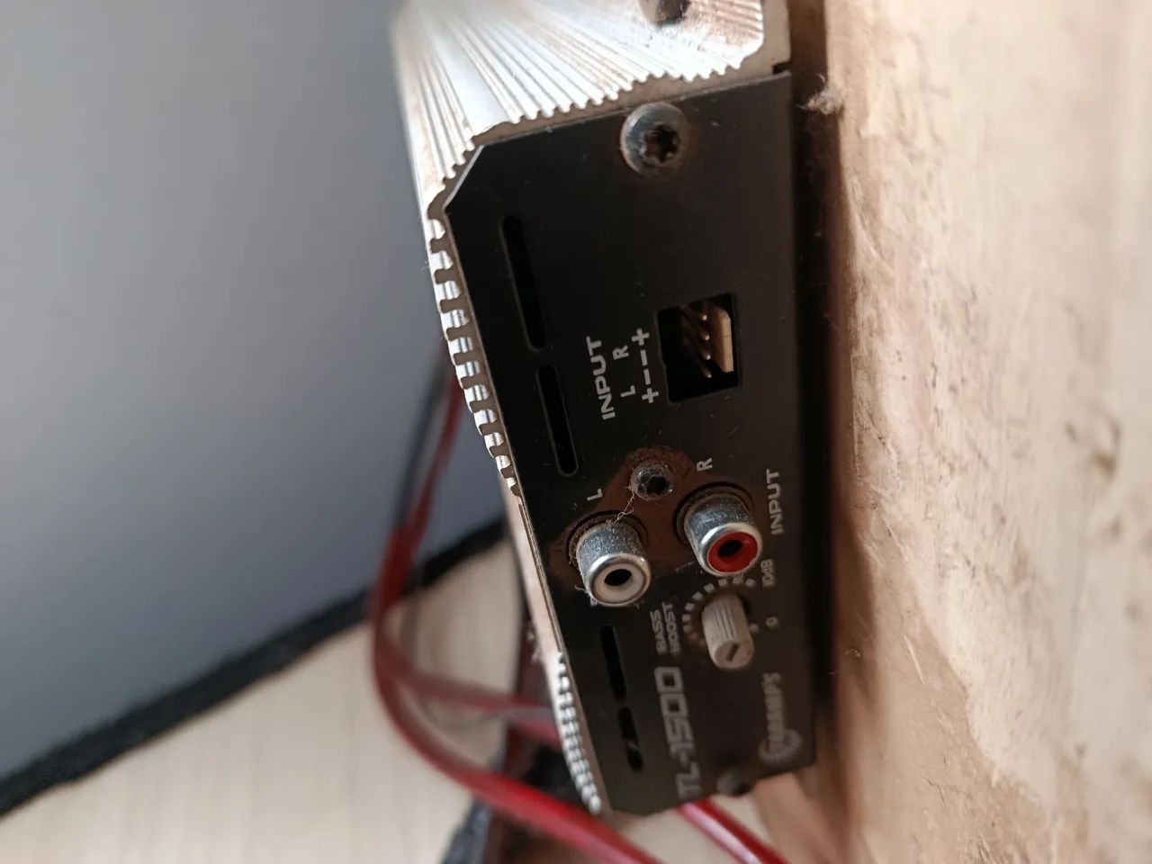 Caixa de som automotivo