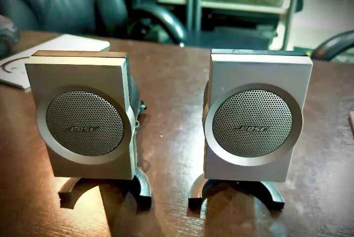PAR DE CAIXAS BOSE, COM SUPORTE DE MESA - Foto 2