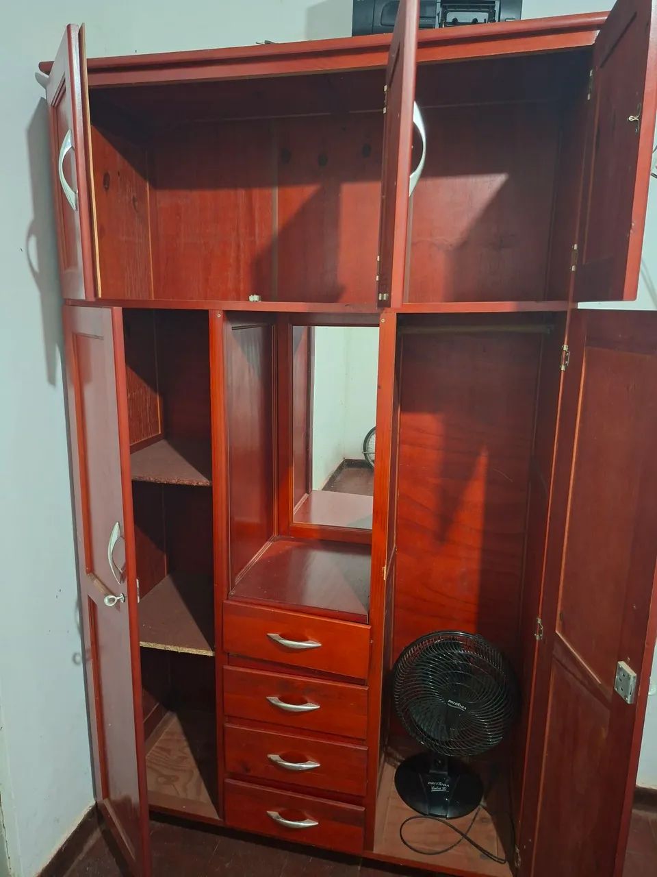 Guarda roupa modelo retro. Semi novo. - Foto 2