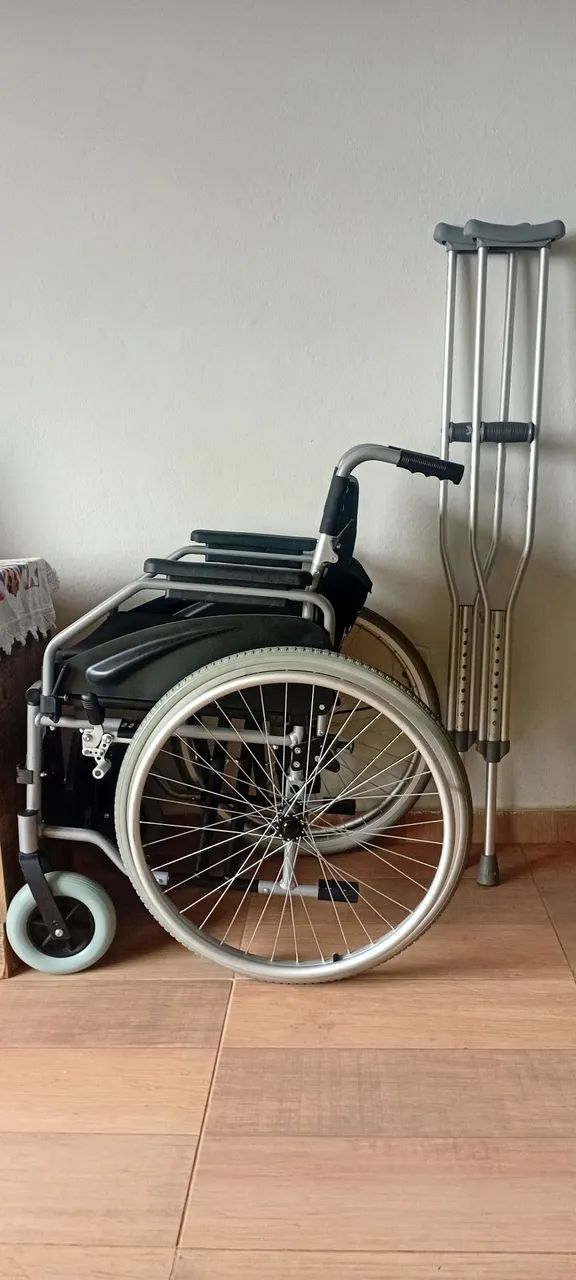 Cadeira rodas e muletas seminovas  - Foto 2