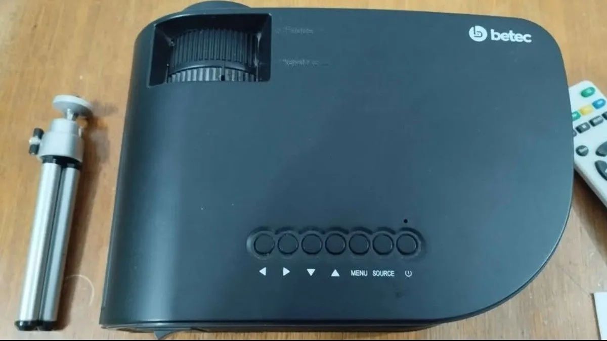 Projetor Betec BT830 + Tripé + Controle - Foto 4
