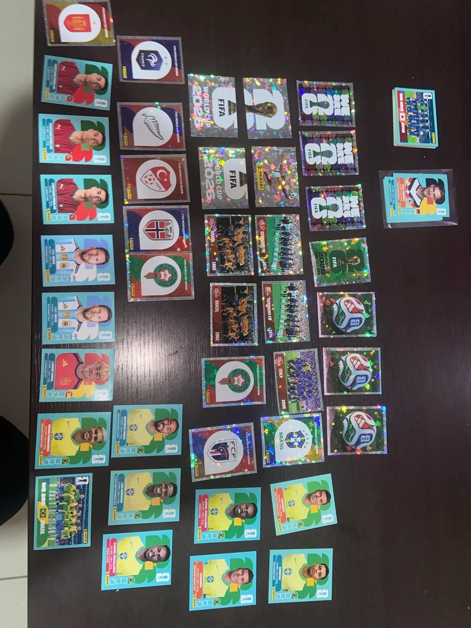 Vendo figurinhas brilhantes e craques da copa