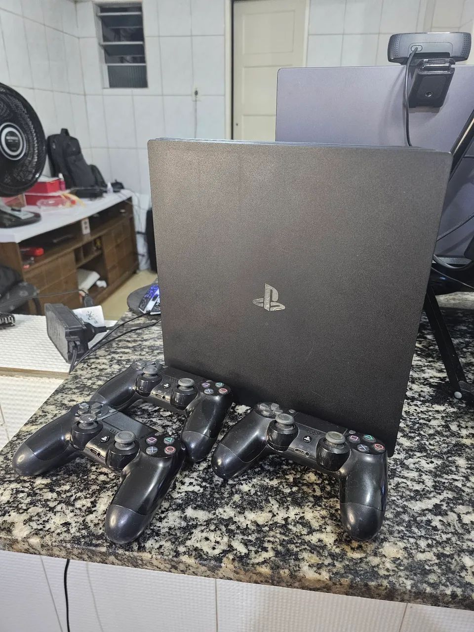 PS4 PRO 1tb + 3 controles - Foto 4