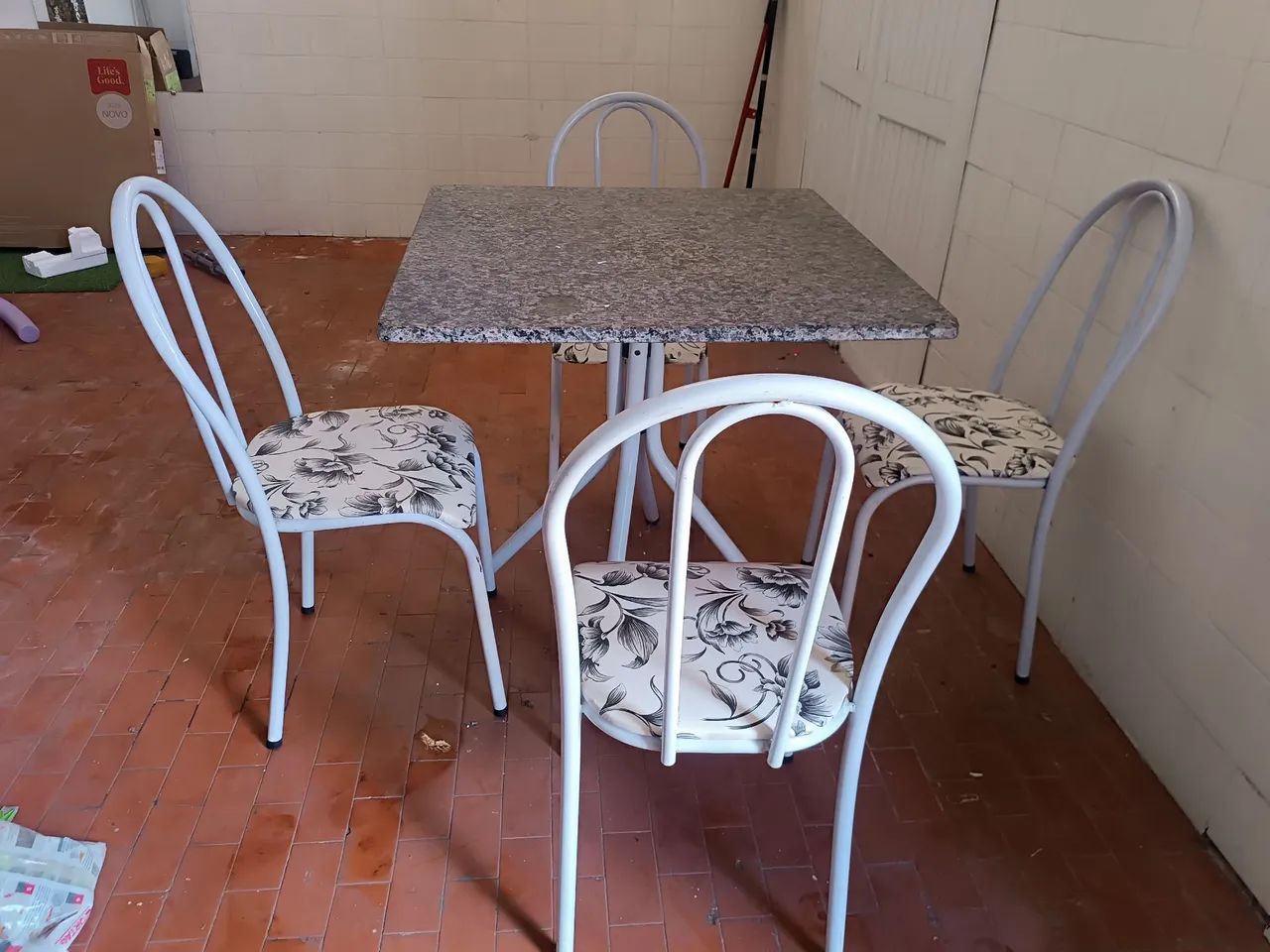 Jogo de mesa com 4 cadeiras  - Foto 2