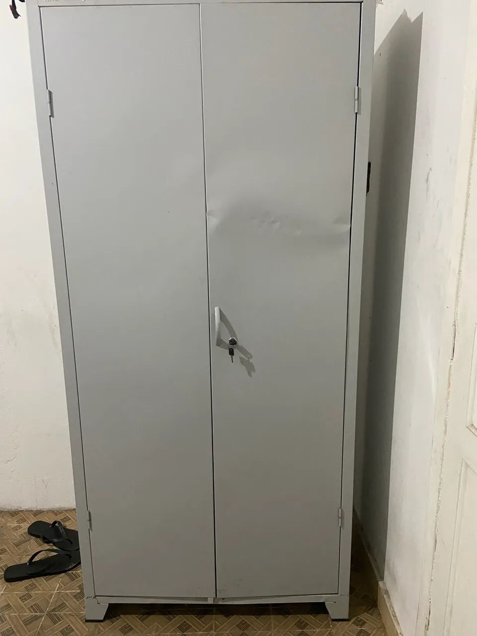 Armário de aço 2 portas e 4 prateleiras