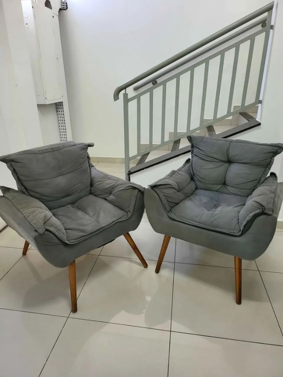 Kit 4 Poltronas Cinza com Pés de Madeira - Foto 2