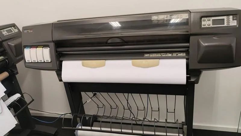 VENDO: Plotter HP Designjet 1050c Plus - Alta Performance e Precisão (Usada) - Foto 4