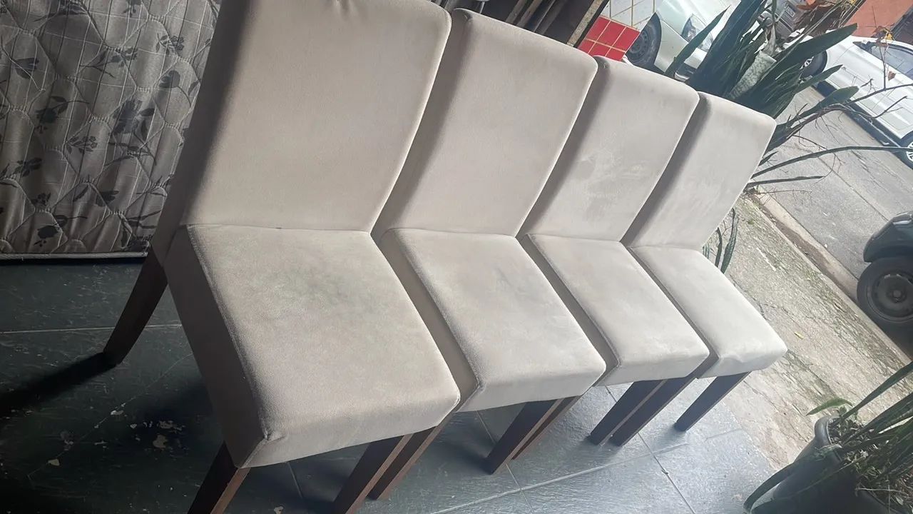 Vendo mesa com 4 cadeiras 
