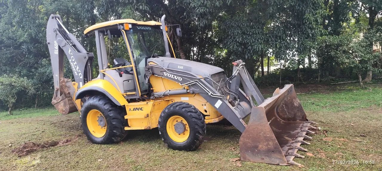 Vende-se Retroescavadeira 4x4 - 4.900h de uso