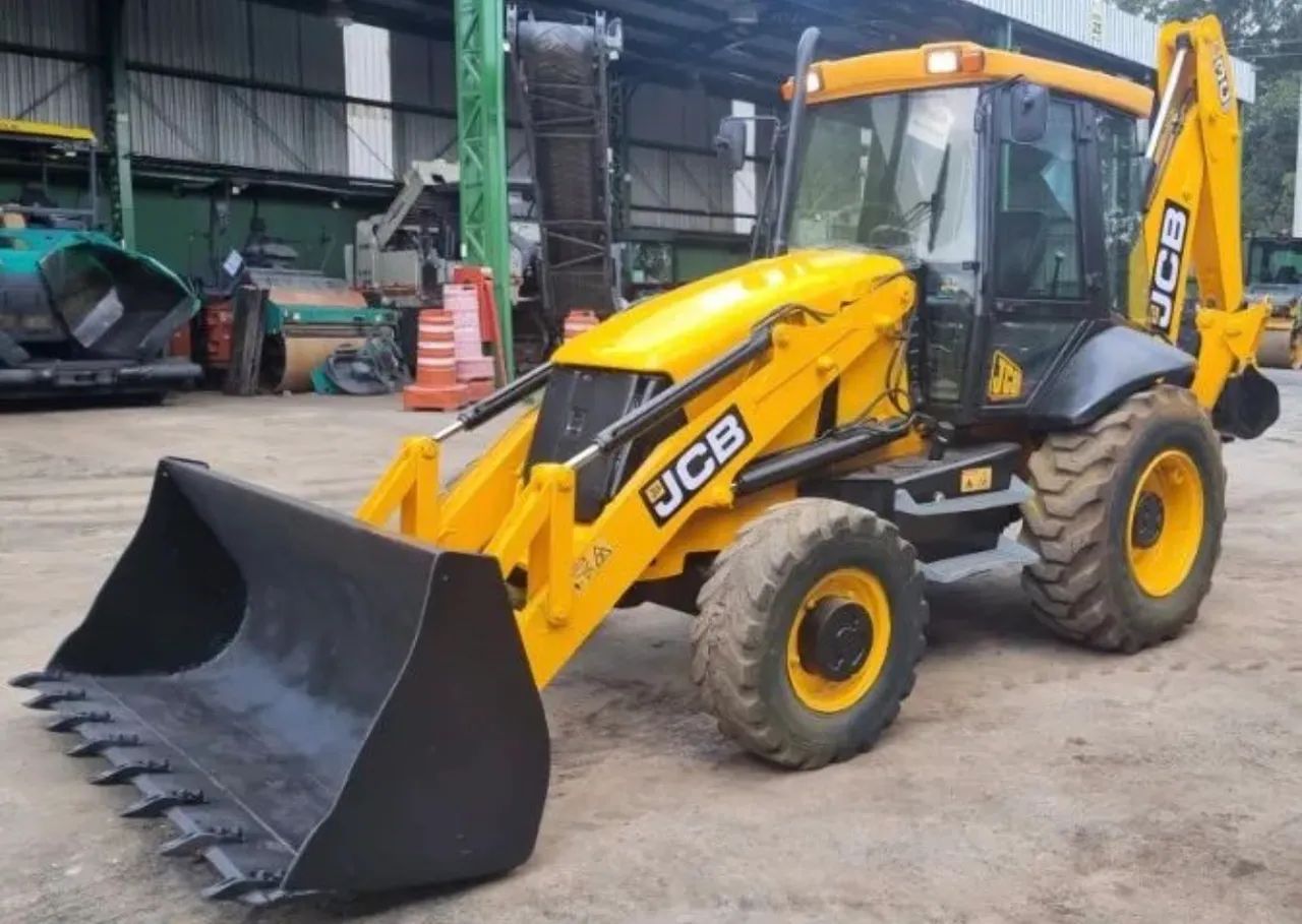 Retroescavadeira JCB 3C ano 2012, 4x4, com 8.650 horas, ar condicionado, em SP