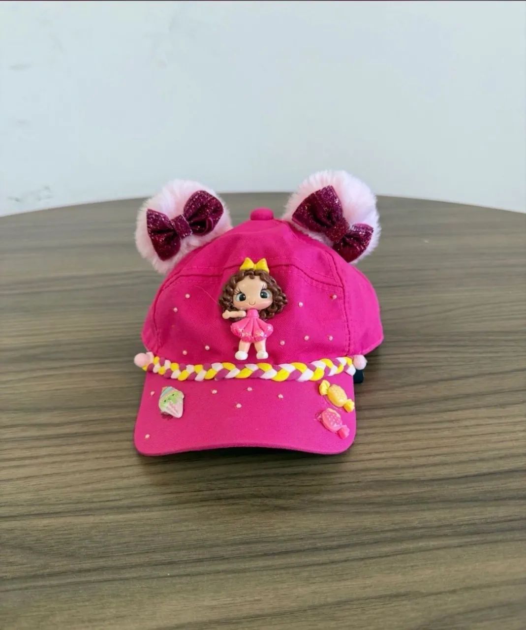 boné infantil rosa com pompons e laços