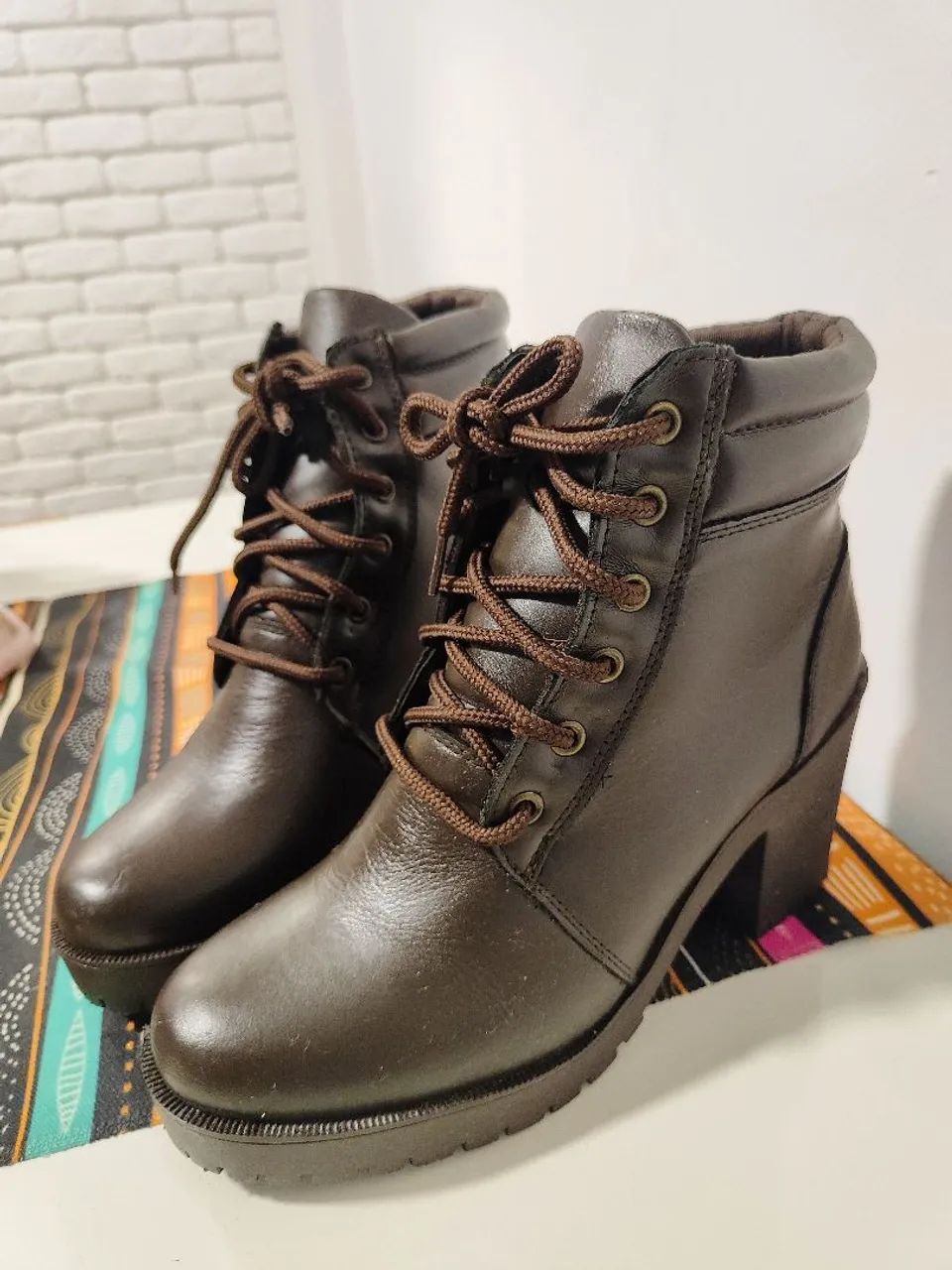 Bota Coturno Couro legítimo salto grosso