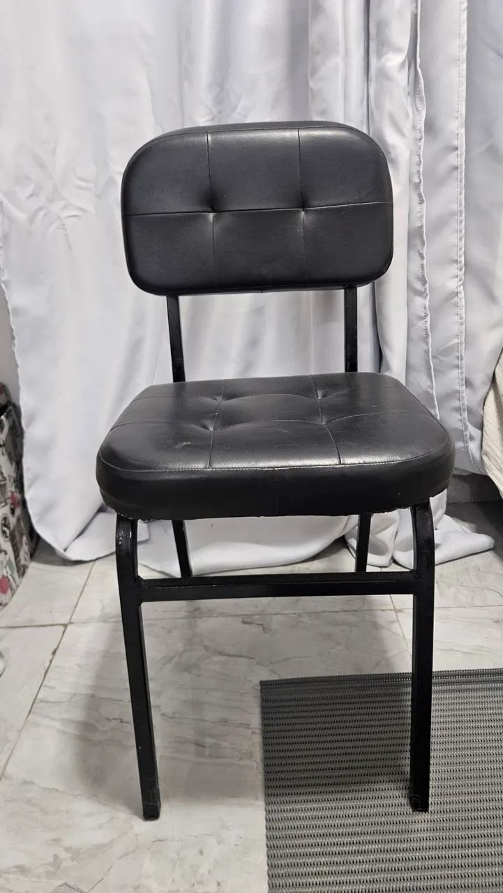 Cadeira estofada preta