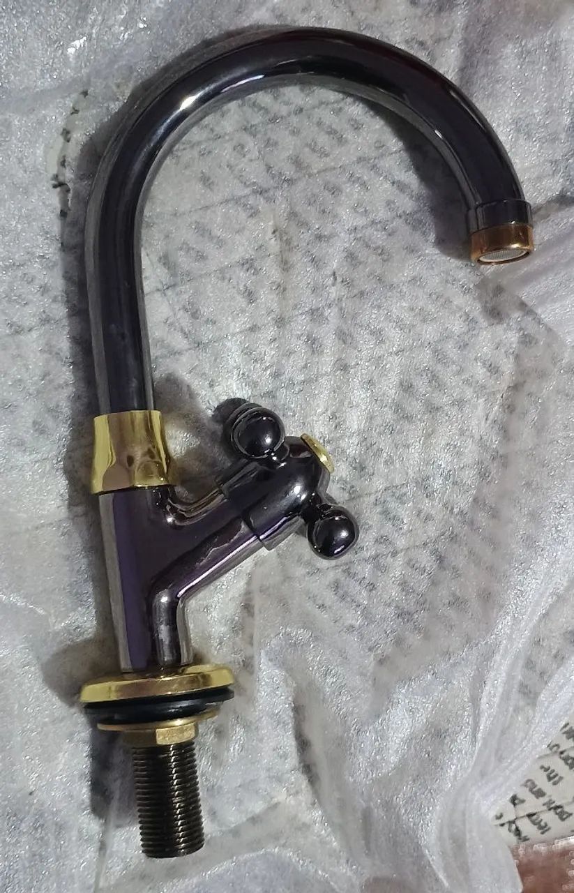 Torneira Fani Nova Preto/Dourado - Bancada Gourmet