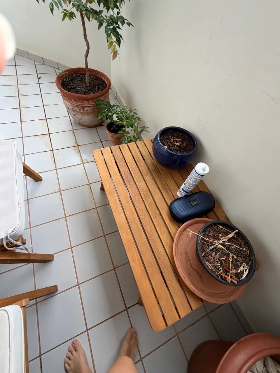 Conjunto duas poltronas e mesa madeira  - Foto 3