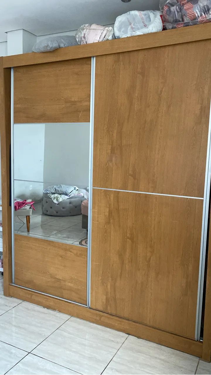 Guarda-Roupa Casal Grande com Espelho e Portas de Correr - Ótimo Estado