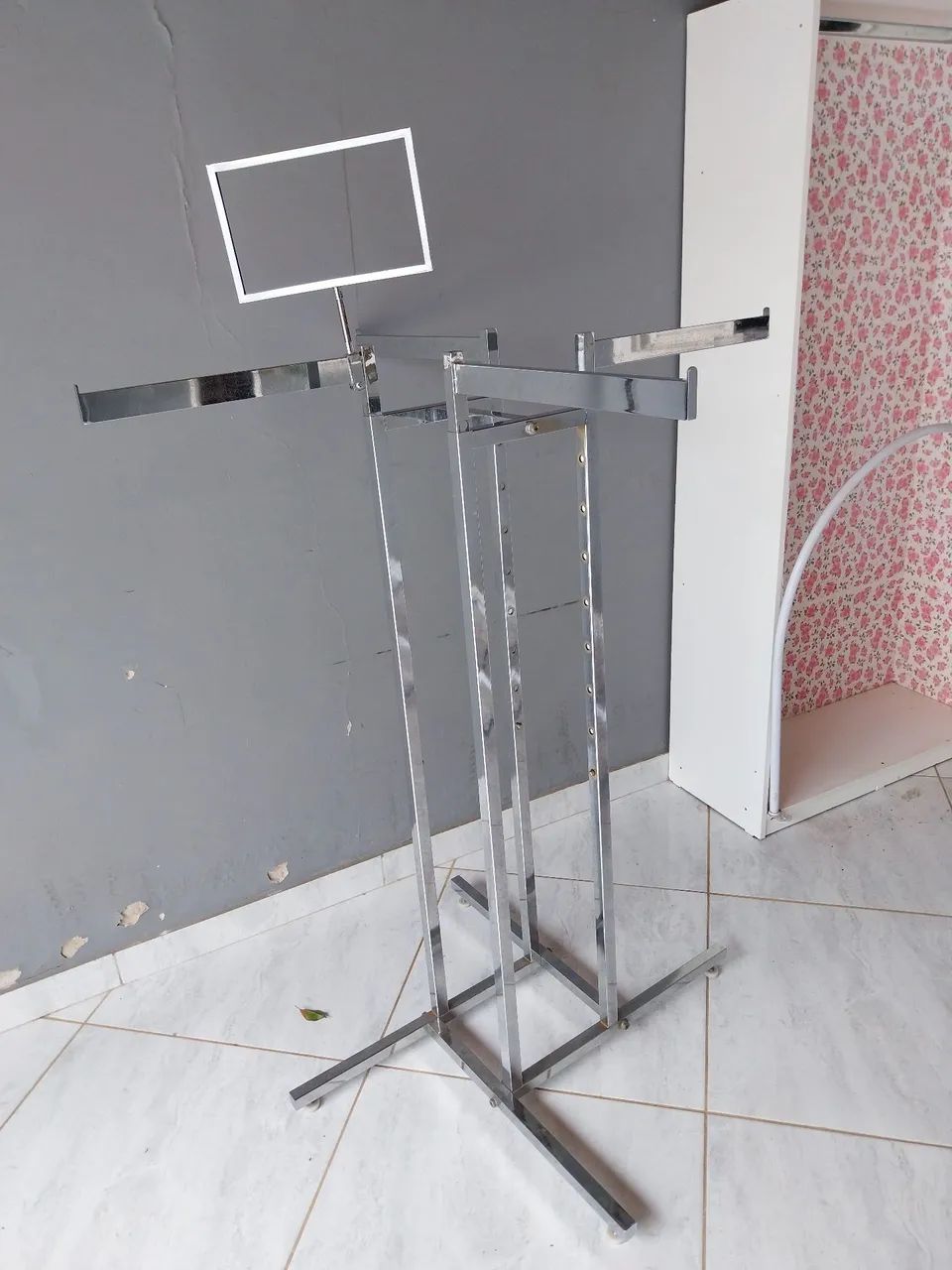 Vendo arara de loja 4 braços  - Foto 2