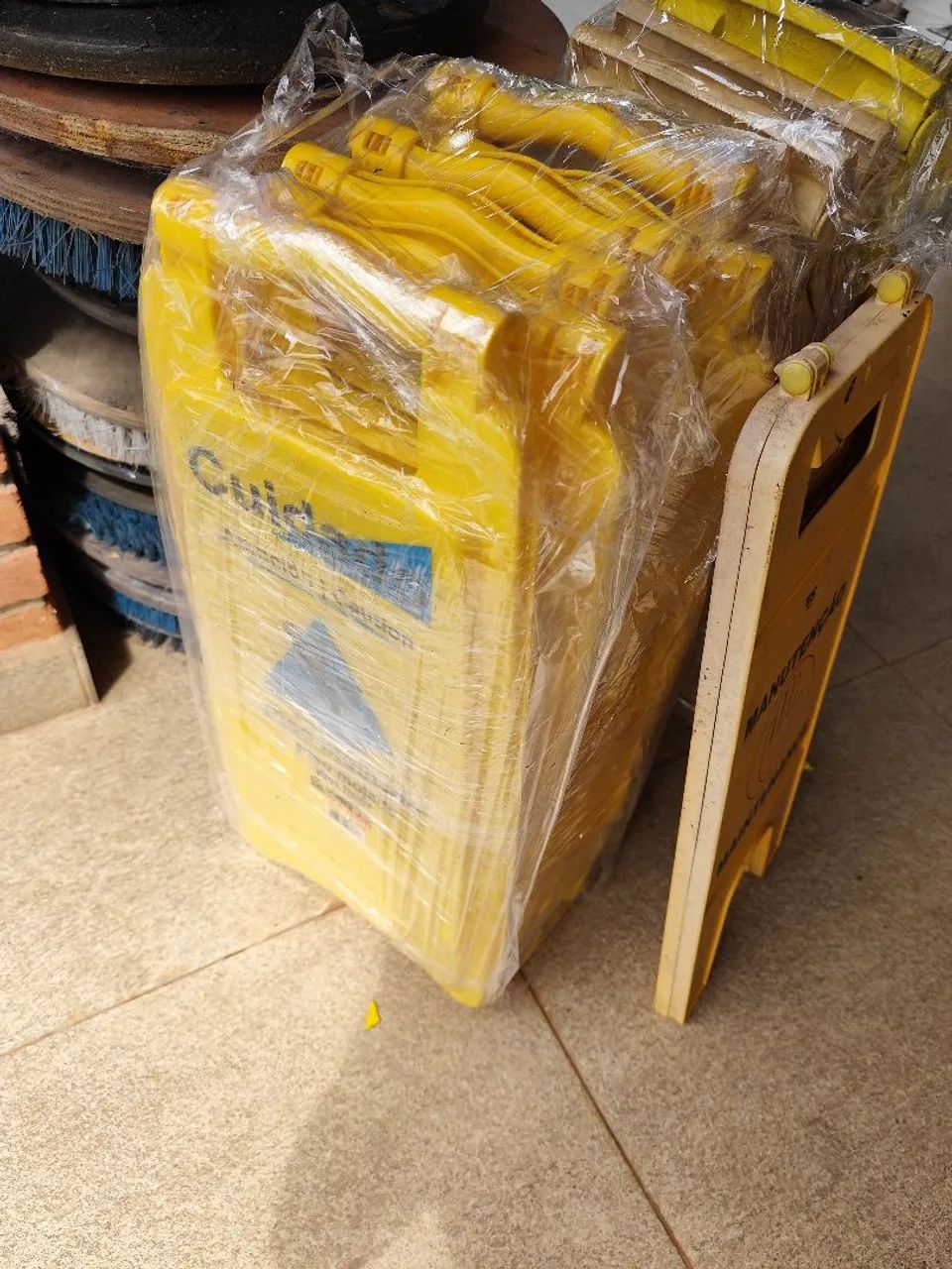 Cavalete Placas de sinalização - Cuidado Piso Molhado  - Foto 2