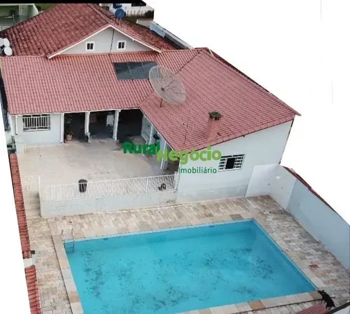 EXCELENTE CASA AMPLA COM PISCINA NO CENTRO DE ITAMONTE-MG