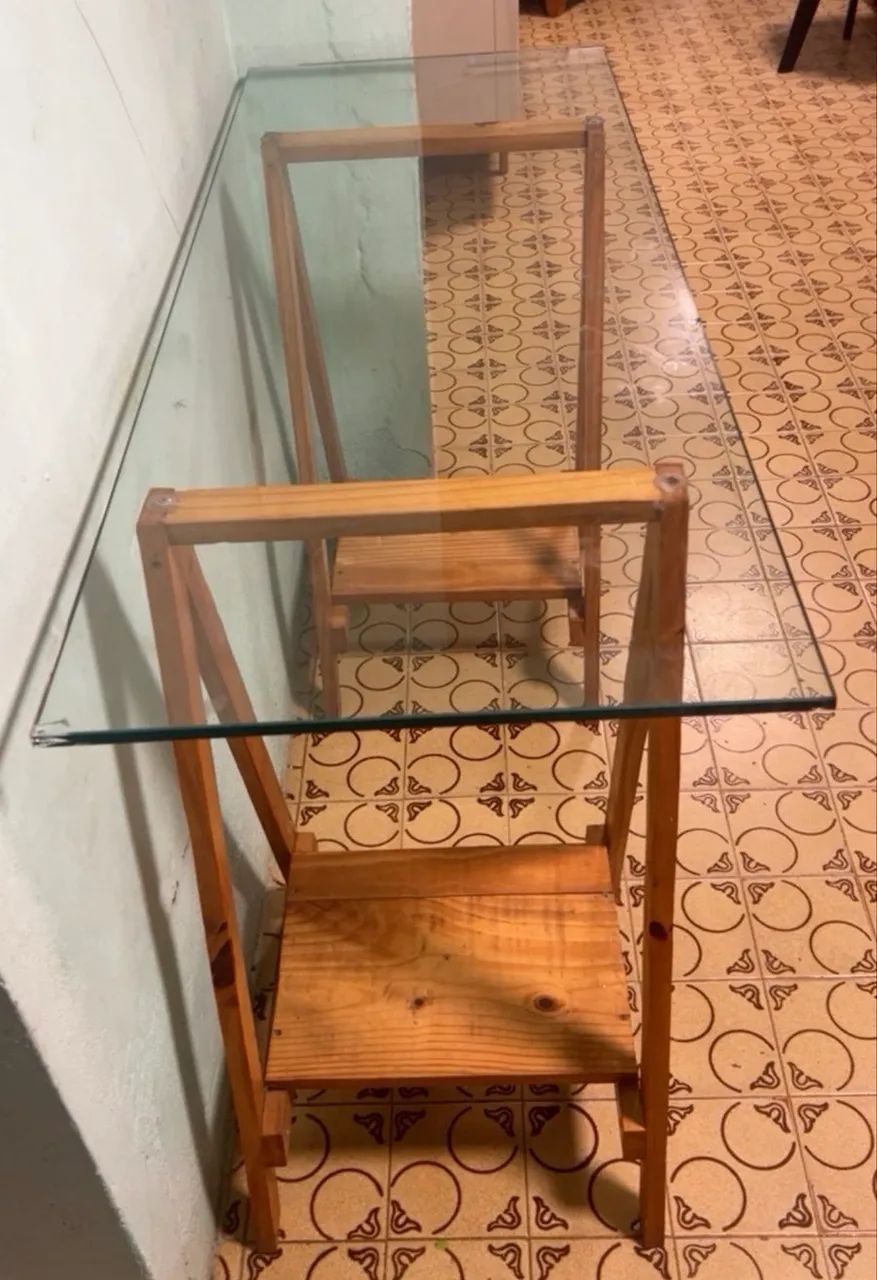 Mesa de Vidro com Cavaletes de Madeira - Excelente Estado - Foto 2