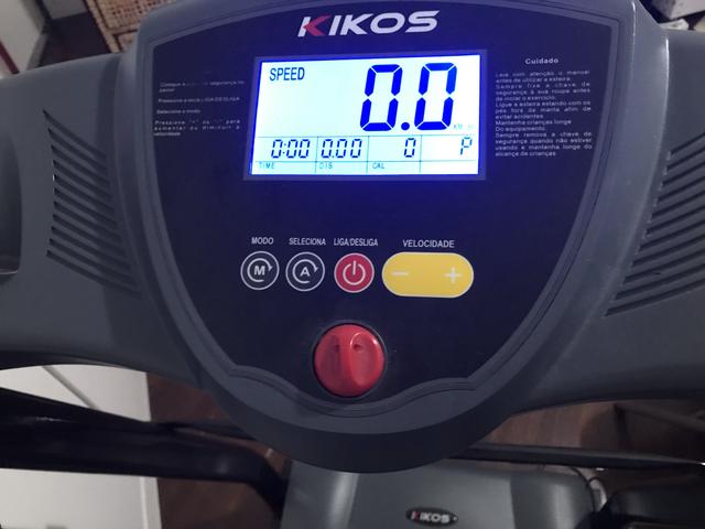 Esteira Elétrica Kikos E800 Luxe Dobrável + Par De Caneleiras - Foto 2