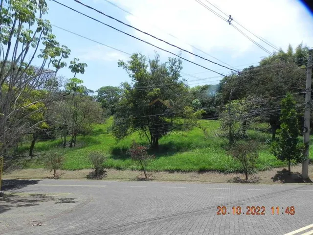 Excelente terreno, de esquina, na melhor localização no Condomínio Vale da Santa Fé em Vin