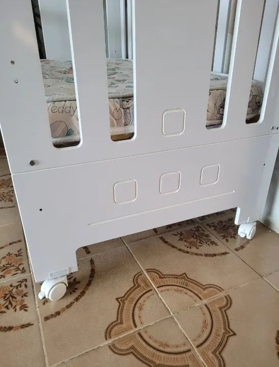 Berço 2 em 1 mini cama com rodinhas e colchão usado  - Foto 4