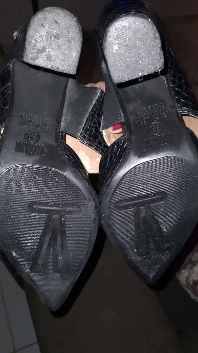 Sandália preta de salto alto com textura de crocodilo - Foto 3