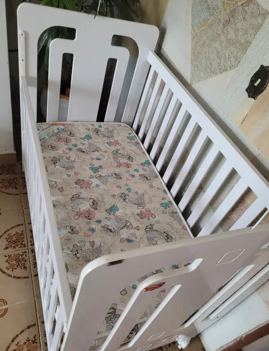 Berço 2 em 1 mini cama com rodinhas e colchão usado  - Foto 2