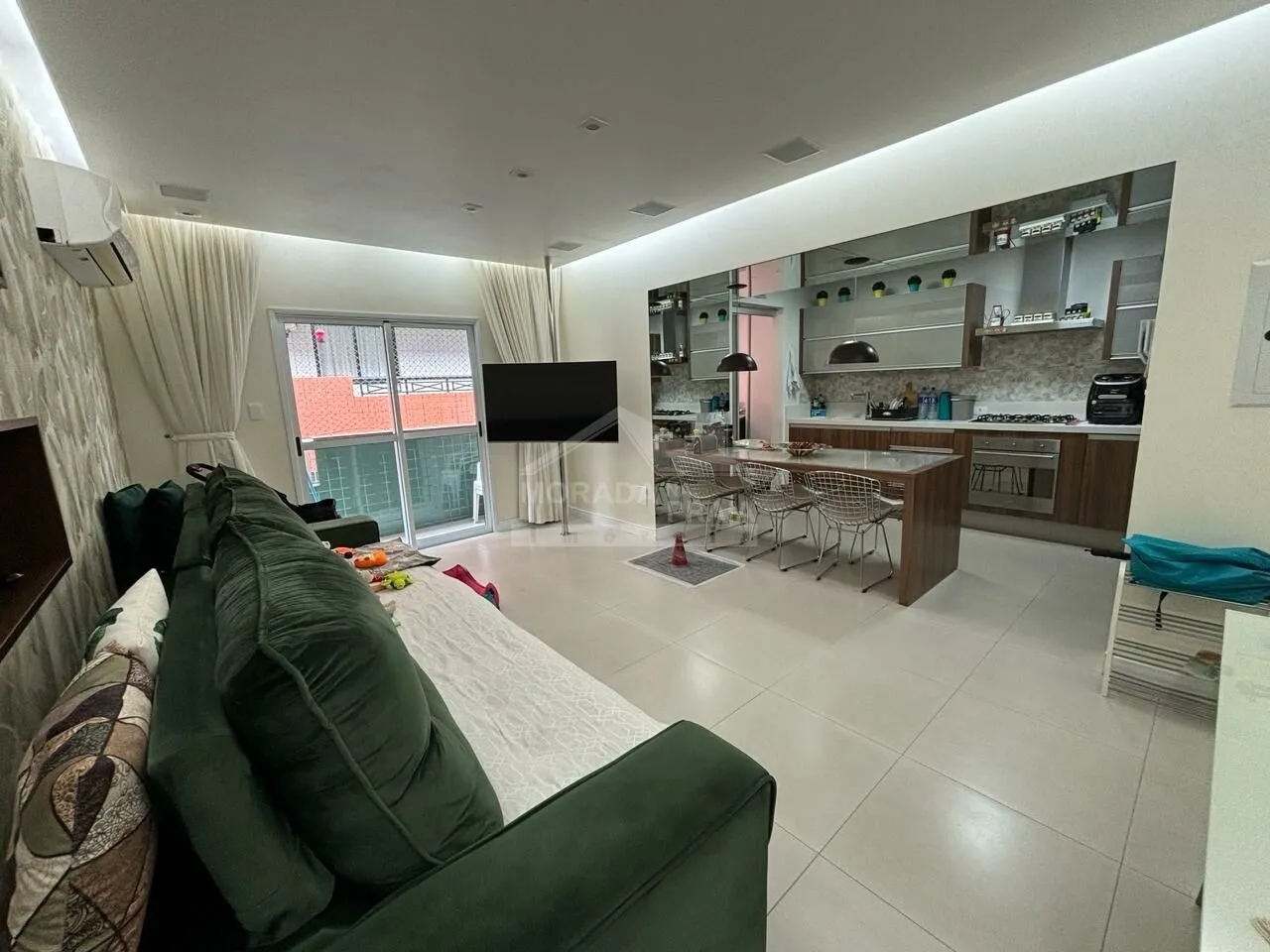 Apartamento no Forte, 2 dormitórios, sacada, 1 vaga, confira na imobiliária em Praia Grand