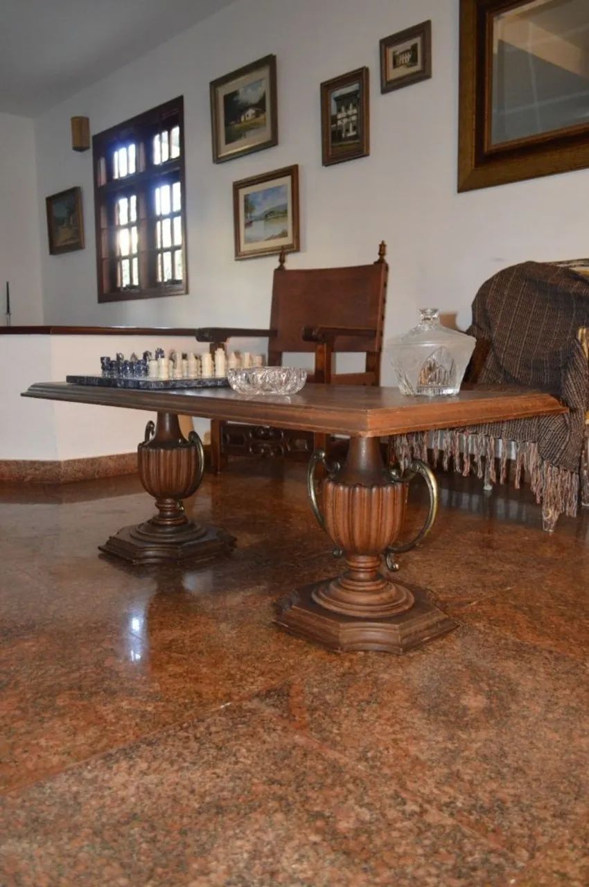 Mesa de centro com pés em formato de ânfora 