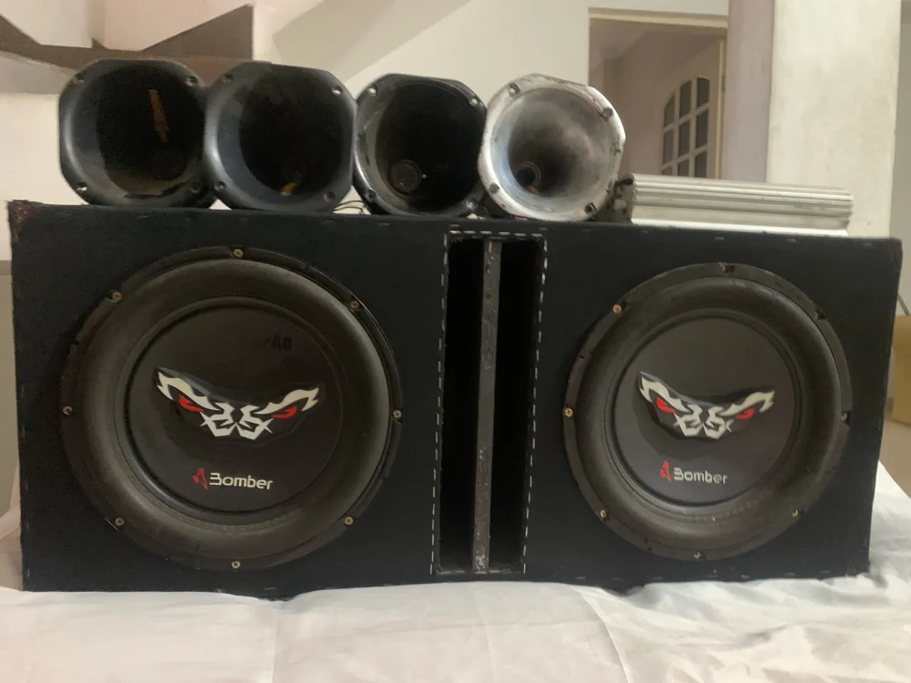 2 subwoofer da bombear bicho papão, 4 cornetas e um módulo amplificador oritron 4 canais
