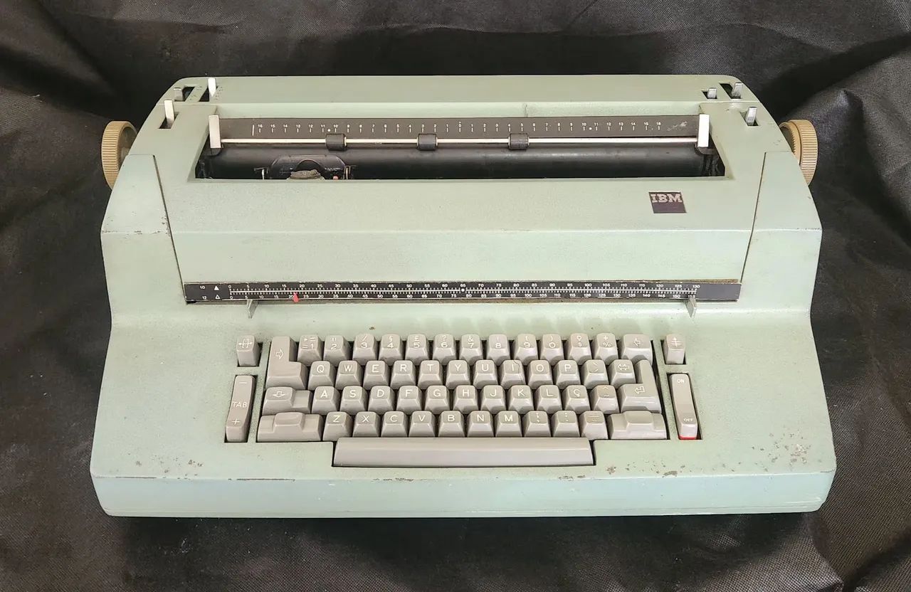 Máquina de escrever Elétrica IBM - Funcionando