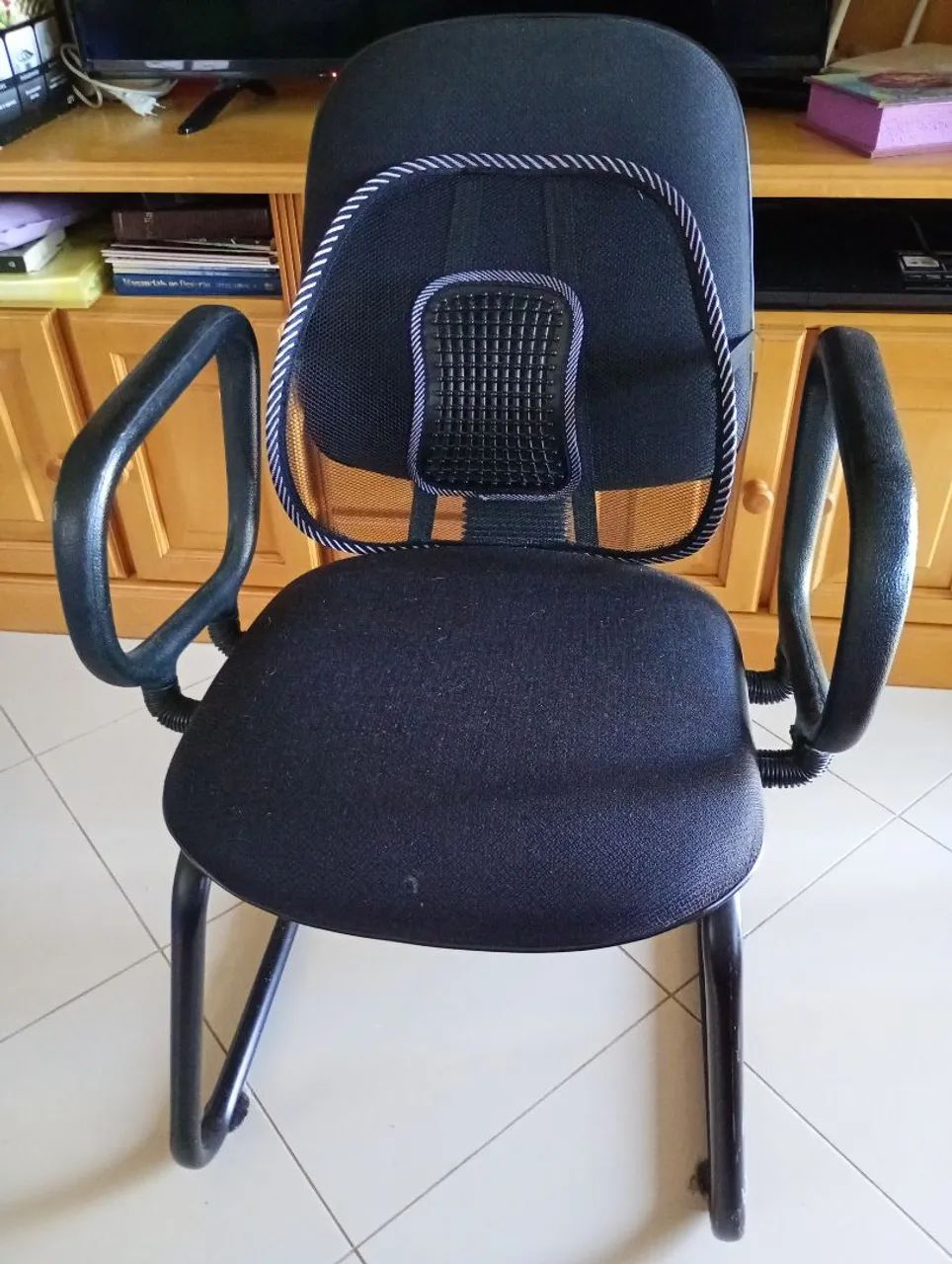 Cadeira de escritório estofada preta com braços 