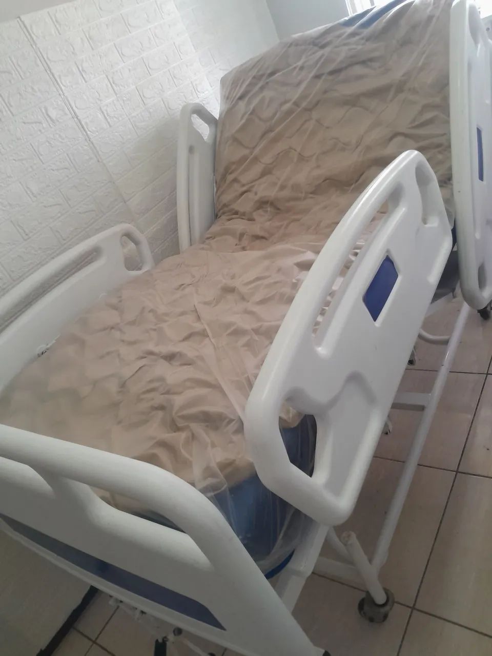 Vendo cama hospitalar premie manual + colchão pneumático +  suporte de soro. - Foto 3