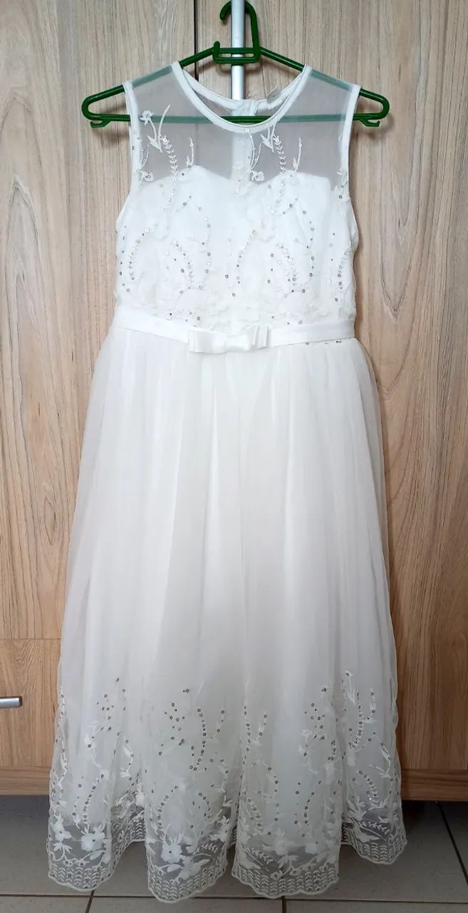 Vestido e sapato para menina
