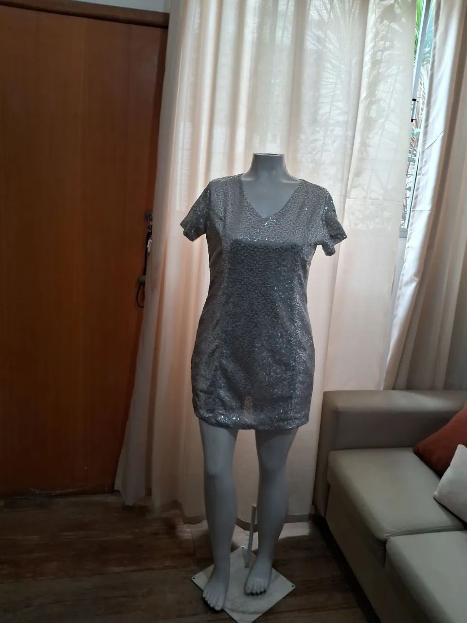 Vestido de festa prateado com brilho