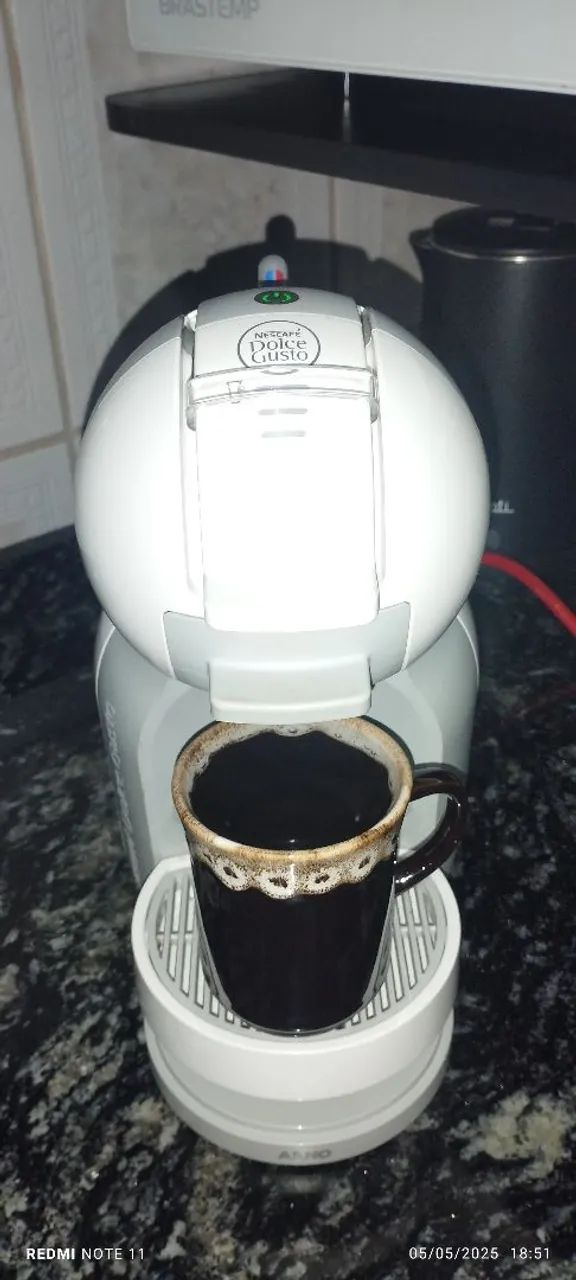 Máquina de Café Nescafé Dolce Gusto, sem marcas de uso!! 127w