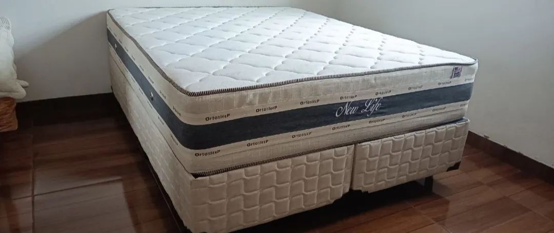 Cama Queen com colchão bem alto 