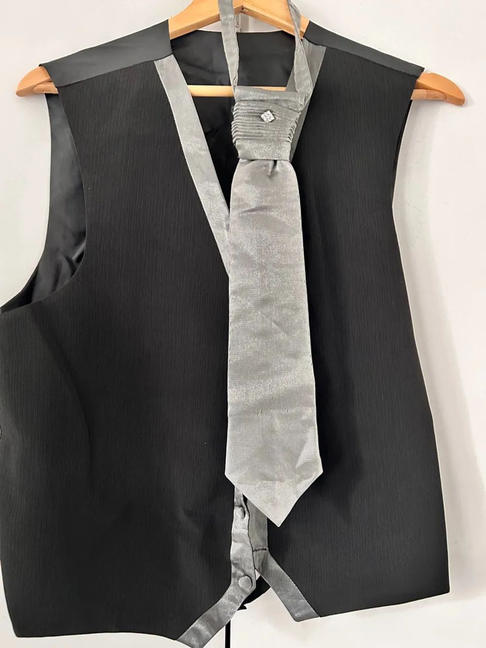 Terno Preto com Detalhes Prateados - Foto 2