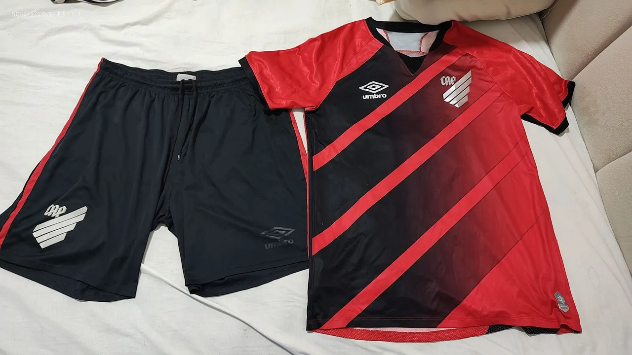 Conjunto de Camisa e Short do Athletico Paranaense Umbro