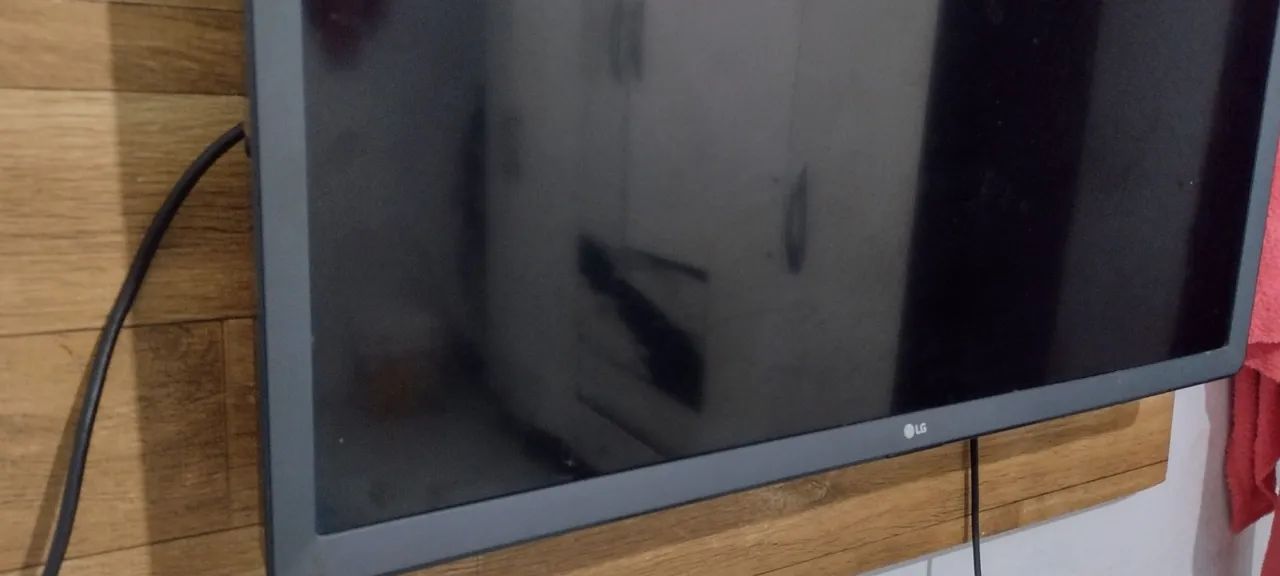 Vendo uma TV smart 32 polegadas da LG wi-fi Netflix YouTube muito mais vai junto suporte - Foto 2