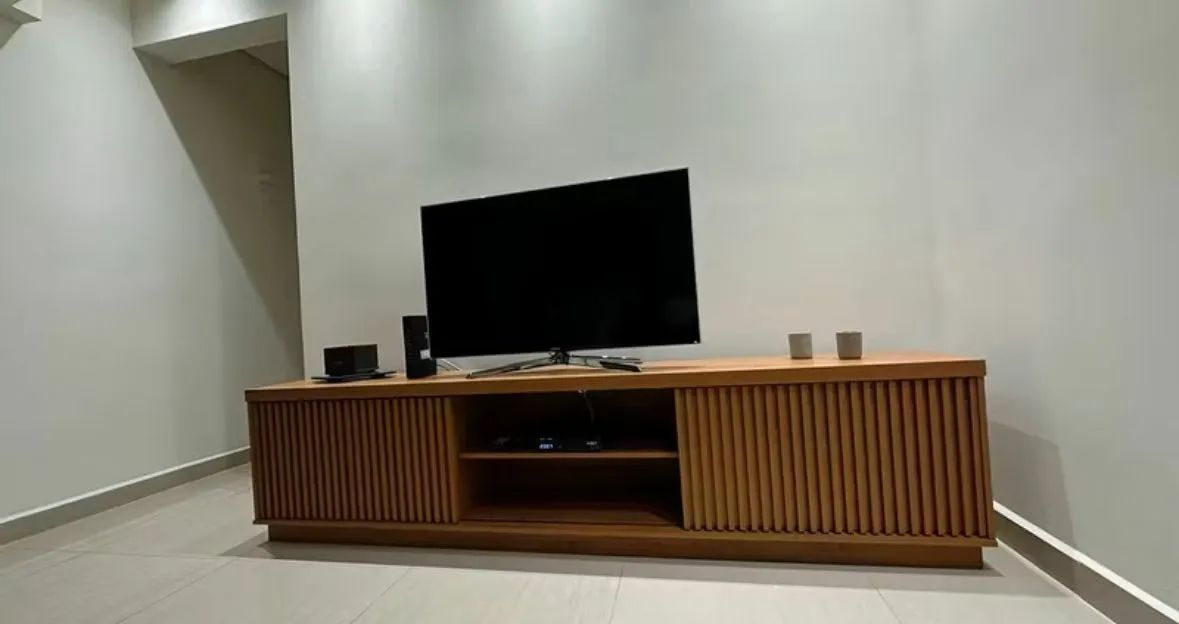 Rack Arezzo 2,20m para TV até 75? com portas de correr ripadas  - Foto 4