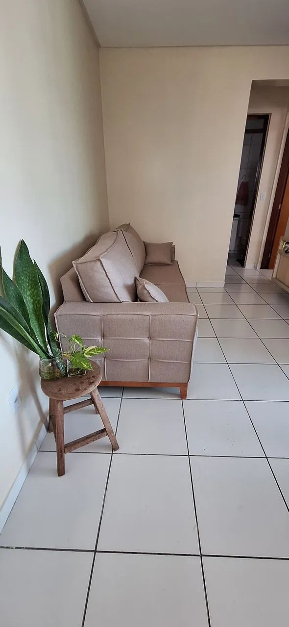 Sofá 3 lugares bege super novo.  2 meses de uso. - Foto 4