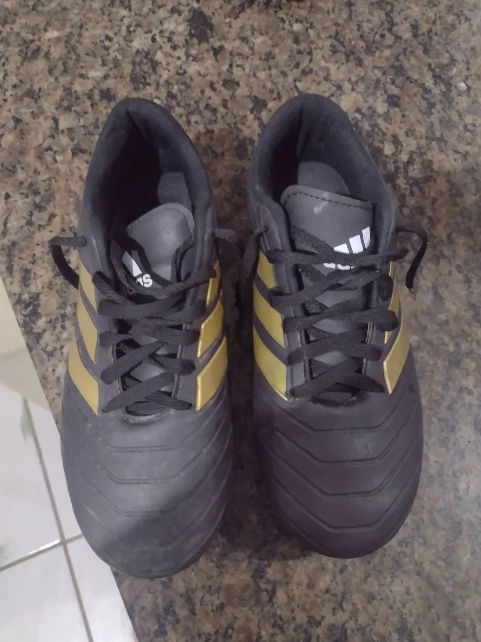 Chuteiras Adidas Preto e Dourado