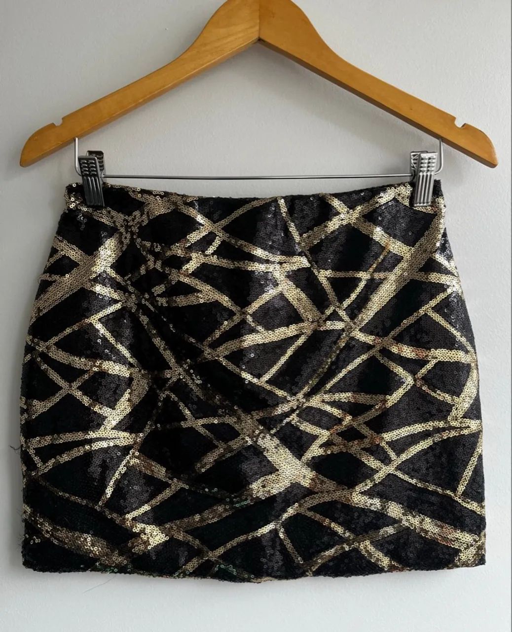 Saia curta com mini paetês preto e dourado - P