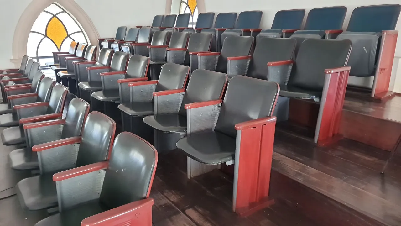 Cadeiras de Auditório. Peça com 3 cadeiras.