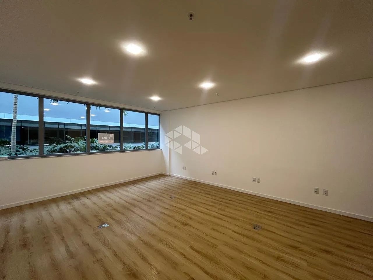 SALA COMERCIAL 40M² COM ESTACIONAMENTO E SEGURANÇA NO SACO GRANDE FLORIANÓPOLIS