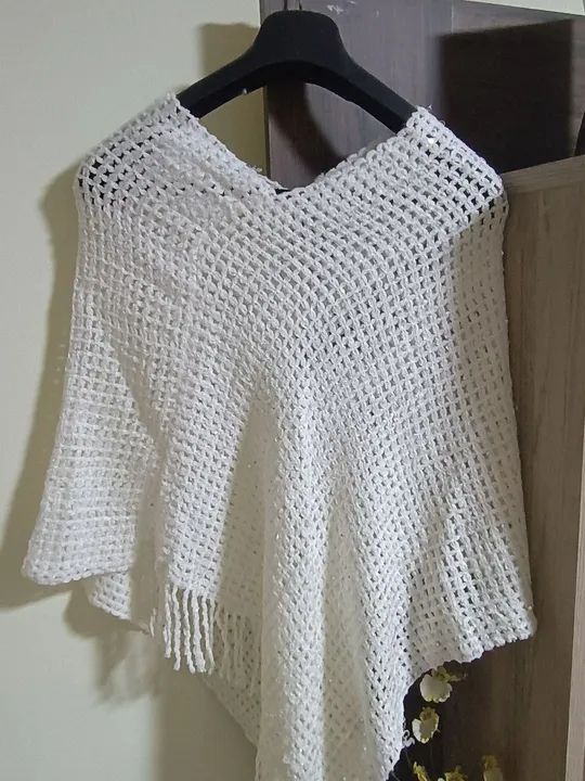 Poncho branco de crochê